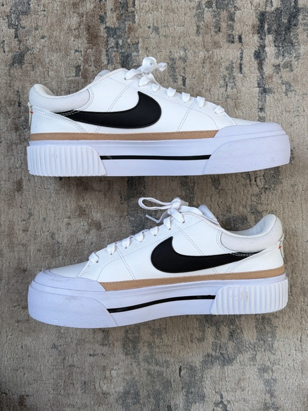 Nike platform women’s casual sneaker - Picture 2 of 5